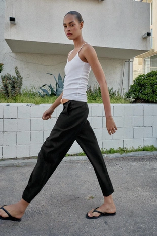 Брюки из льна с защипами и ремнем- Заказать в России