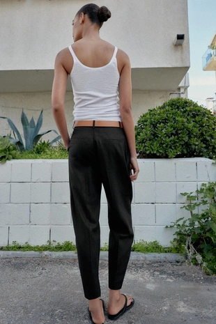 Брюки из льна с защипами и ремнем- Заказать в России