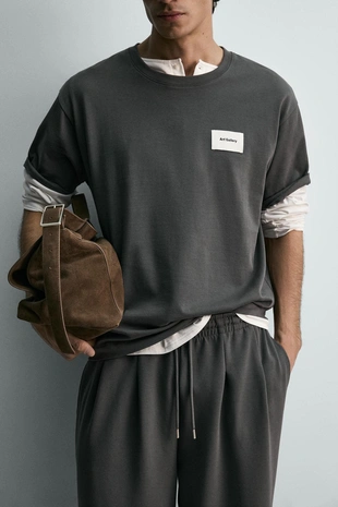 Футболка с нашивкой-этикеткой- Заказать в России