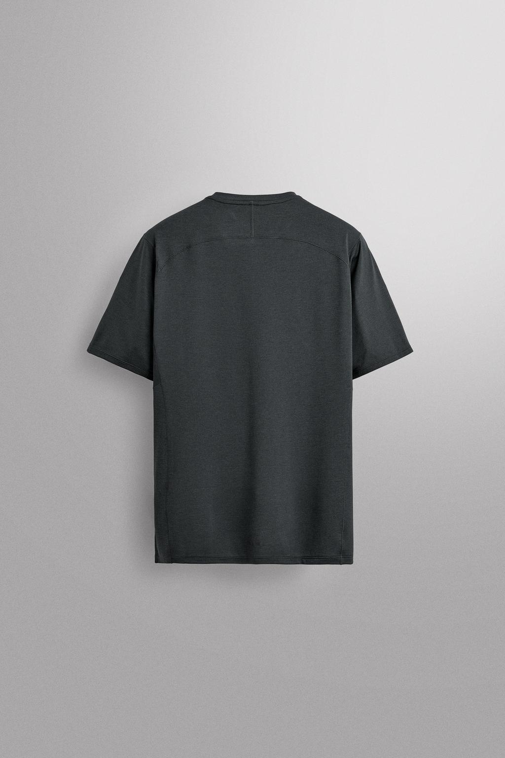 ТЕХНИЧНАЯ ФУТБОЛКА ИЗ РЕЛЬЕФНОЙ ТКАНИ