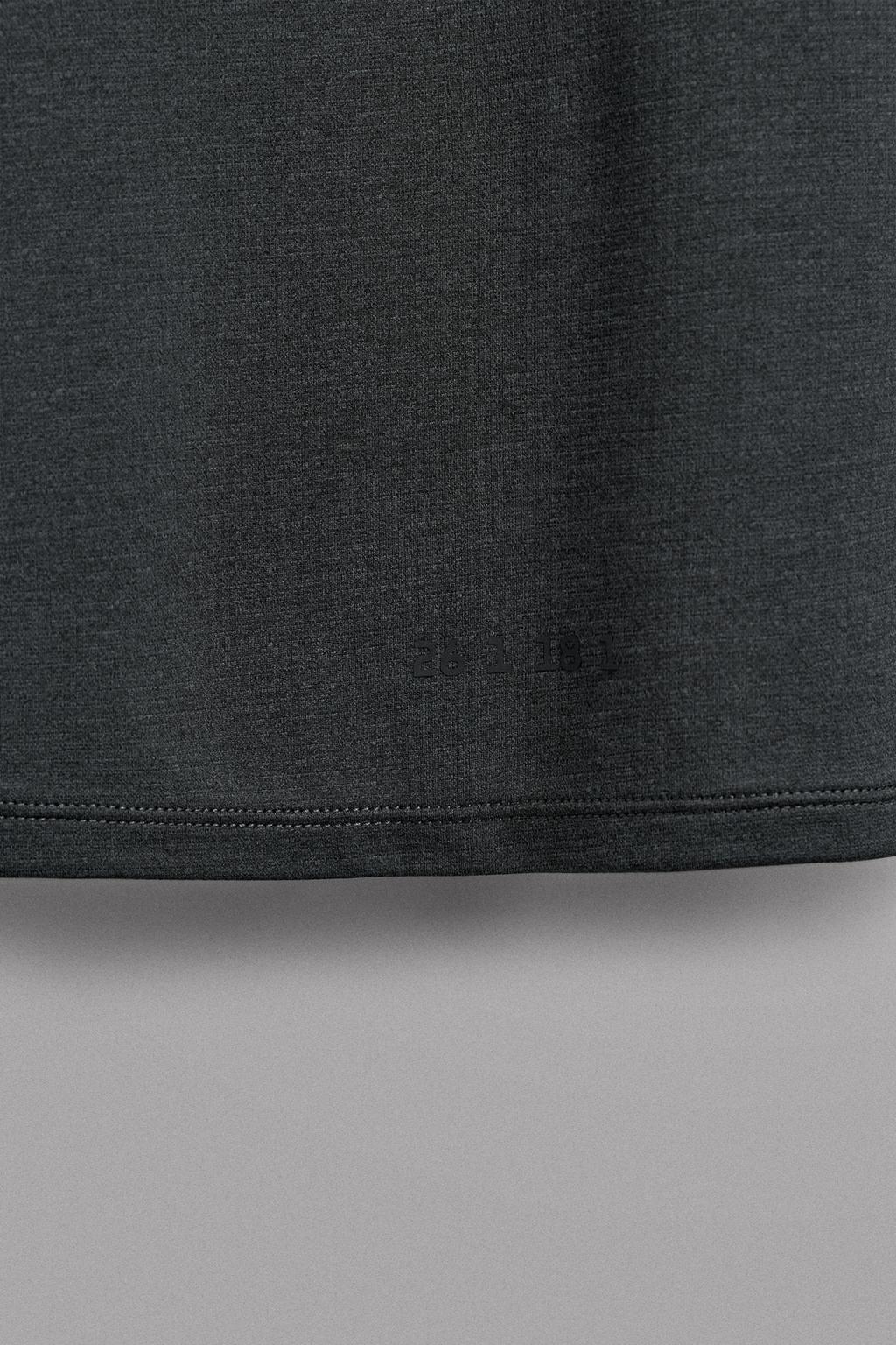 ТЕХНИЧНАЯ ФУТБОЛКА ИЗ РЕЛЬЕФНОЙ ТКАНИ