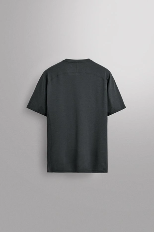 Техничная футболка из рельефной ткани- Заказать в России