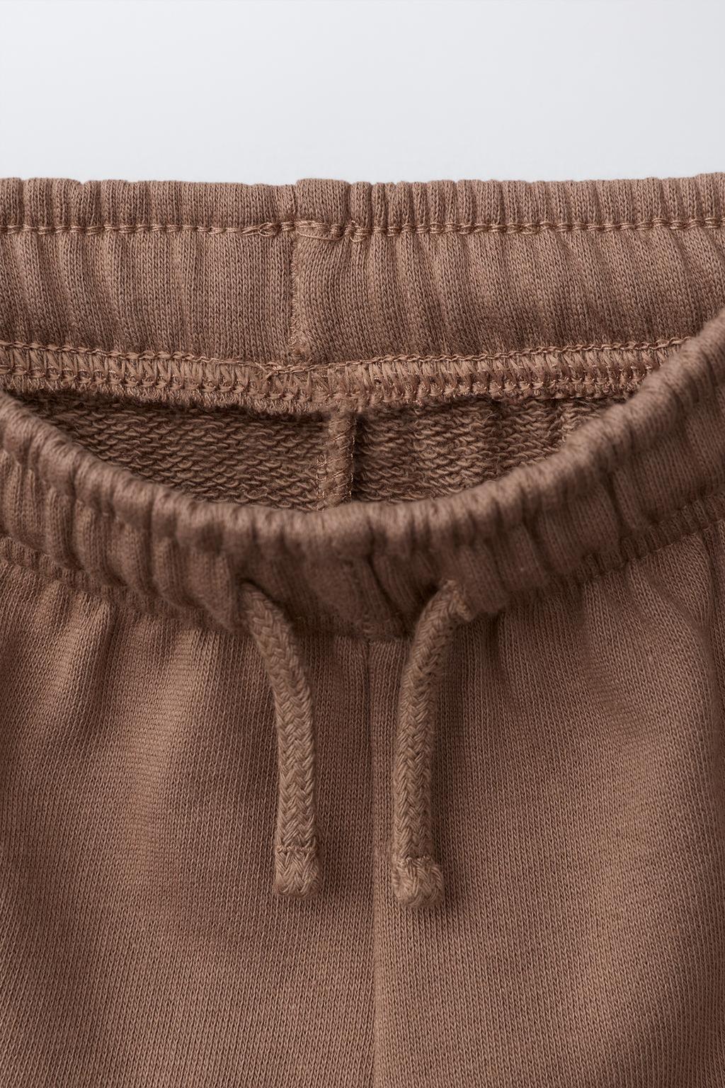 ШОРТЫ-БЕРМУДЫ БАЗОВЫЕ С ТЕКСТОВЫМ ПРИНТОМ