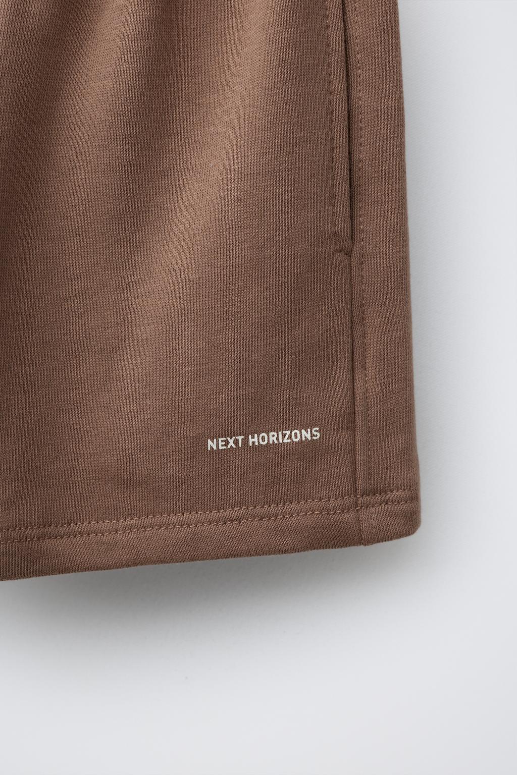 ШОРТЫ-БЕРМУДЫ БАЗОВЫЕ С ТЕКСТОВЫМ ПРИНТОМ