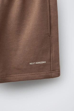 Шорты-бермуды базовые с текстовым принтом- Заказать в России