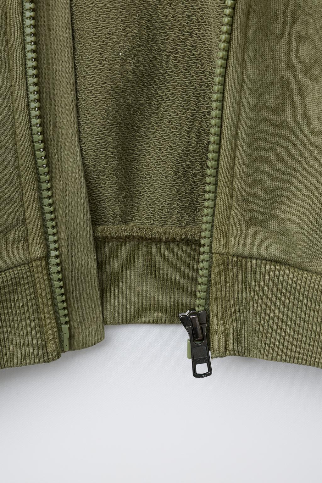 ТОЛСТОВКА НА МОЛНИИ С ВЫШИТЫМ ЛОГОТИПОМ