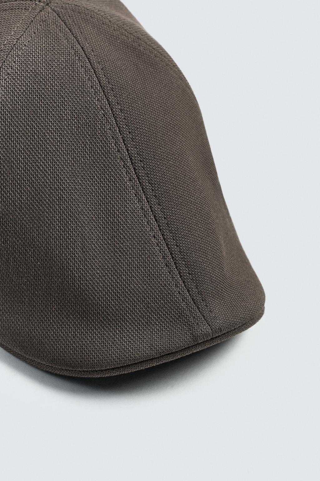 ПЛОСКАЯ КЕПКА ИЗ РЕЛЬЕФНОЙ ТКАНИ