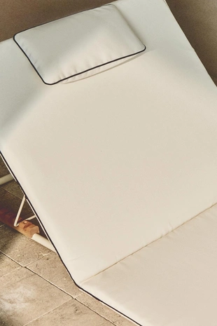 Большой складной шезлонг для пляжа на земле- Заказать в России