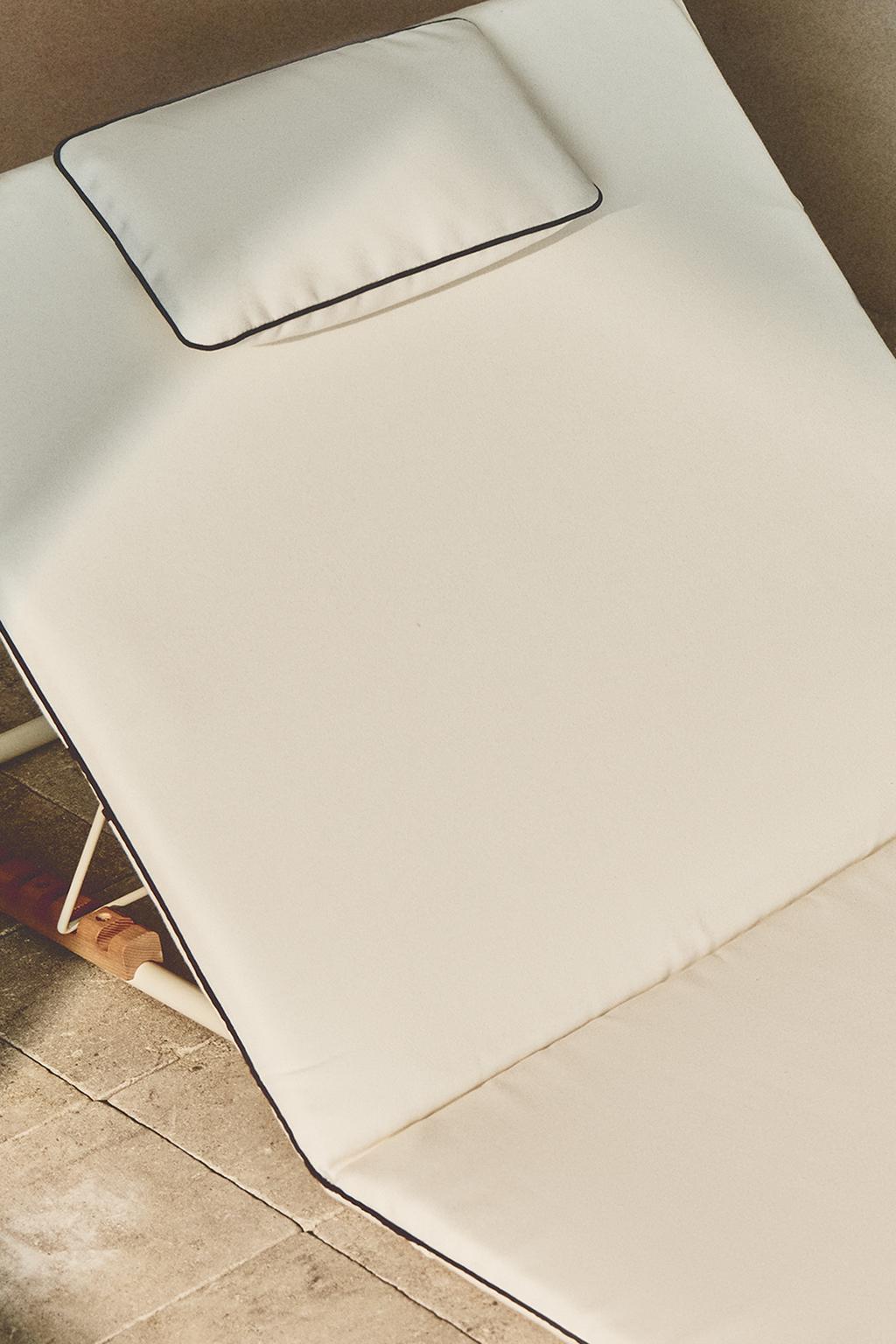 Большой складной шезлонг для пляжа на земле