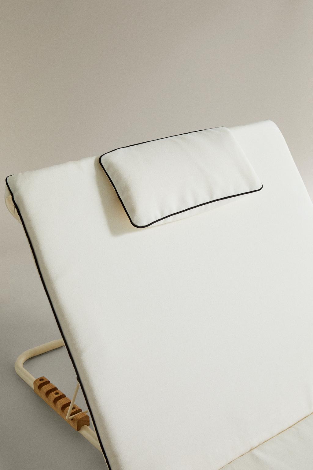 Большой складной шезлонг для пляжа на земле