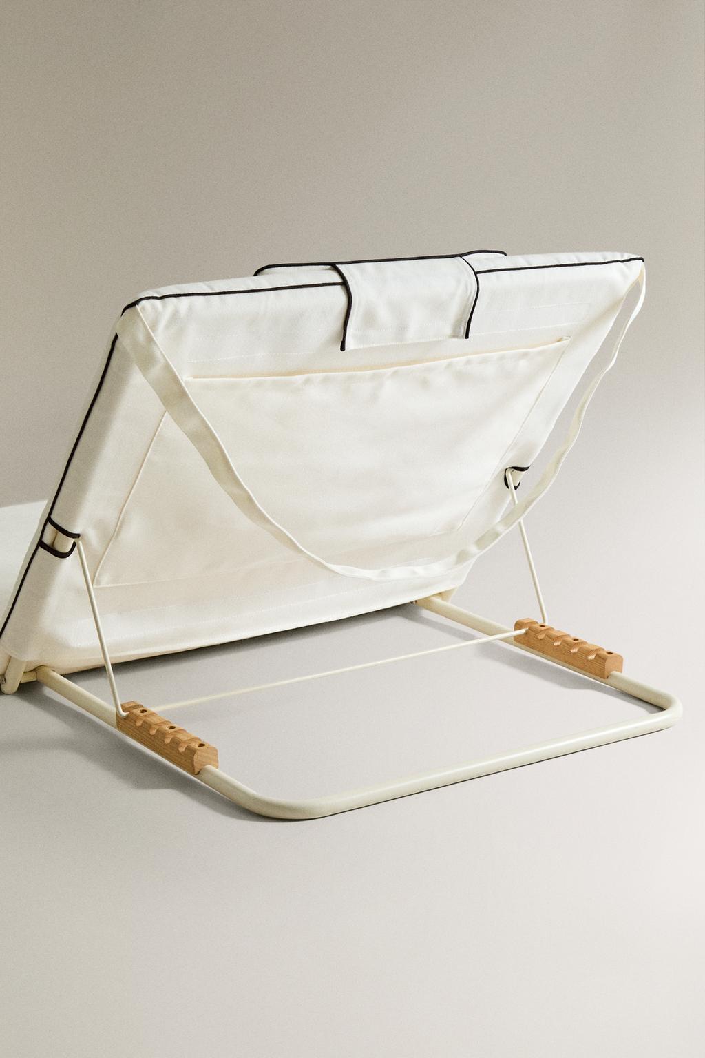 Большой складной шезлонг для пляжа на земле