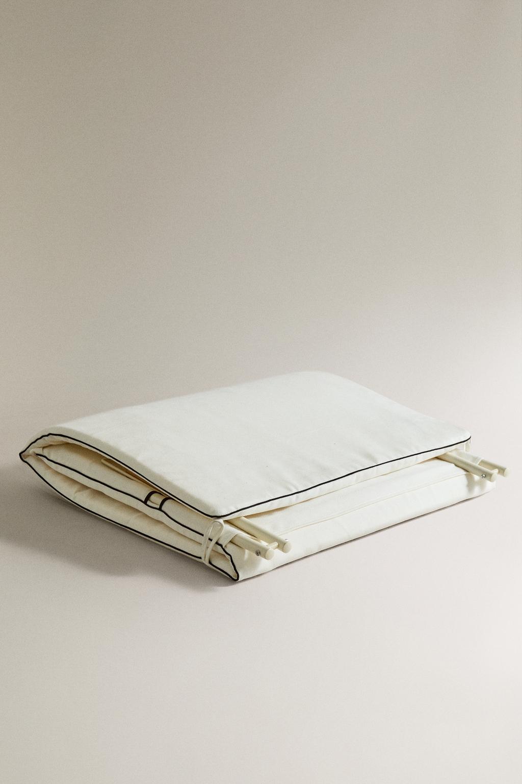 Большой складной шезлонг для пляжа на земле