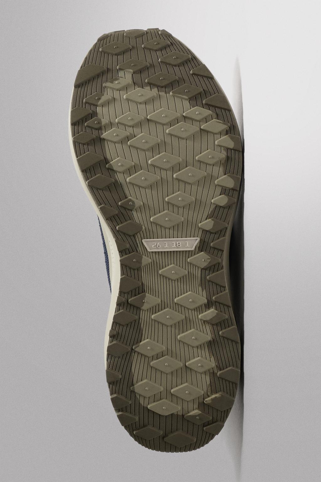 БЕГОВЫЕ КРОССОВКИ