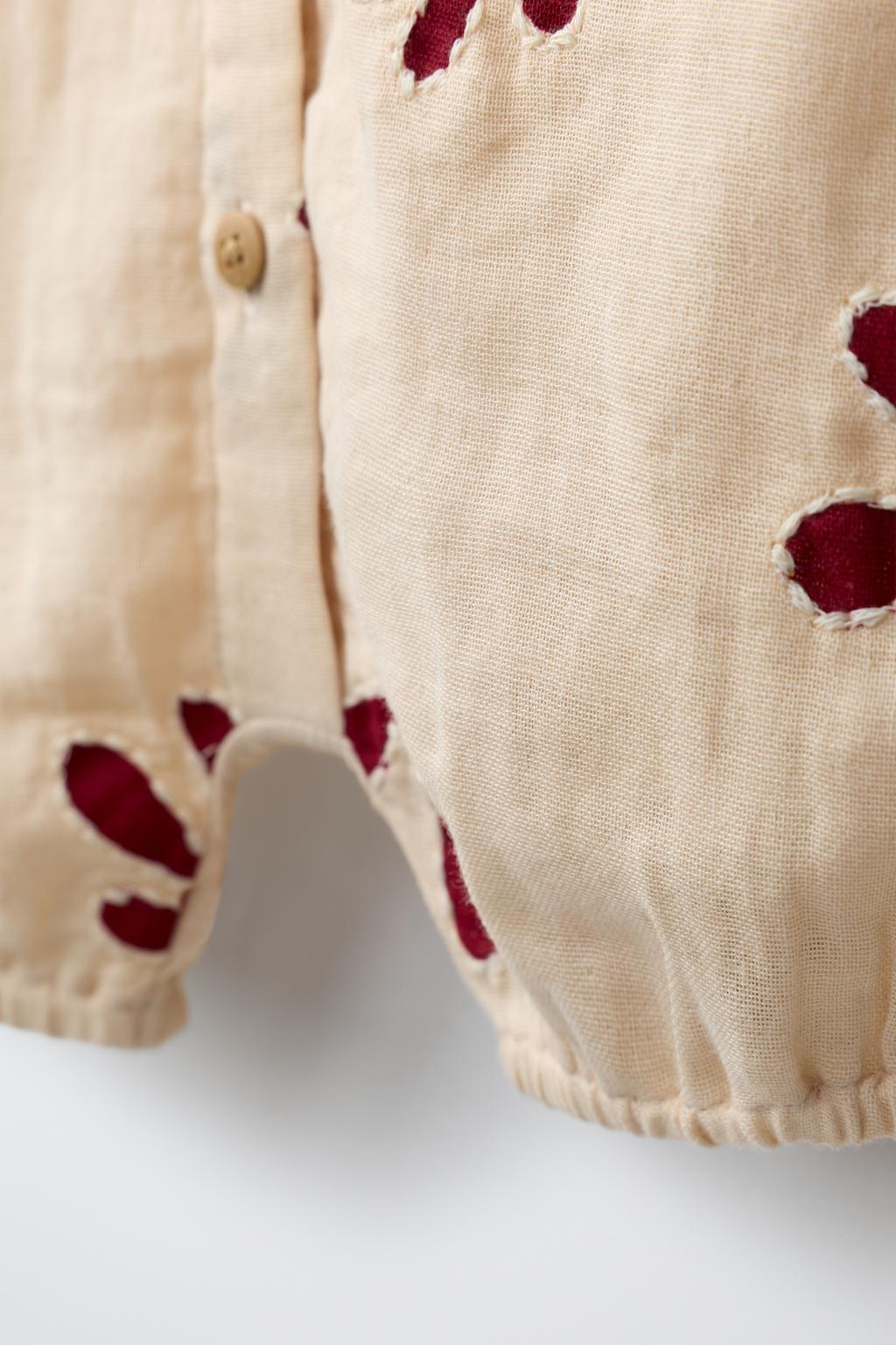 КОМБИНЕЗОН ИЗ ТЕКСТУРИРОВАННОЙ ТКАНИ С ВЫШИВКОЙ