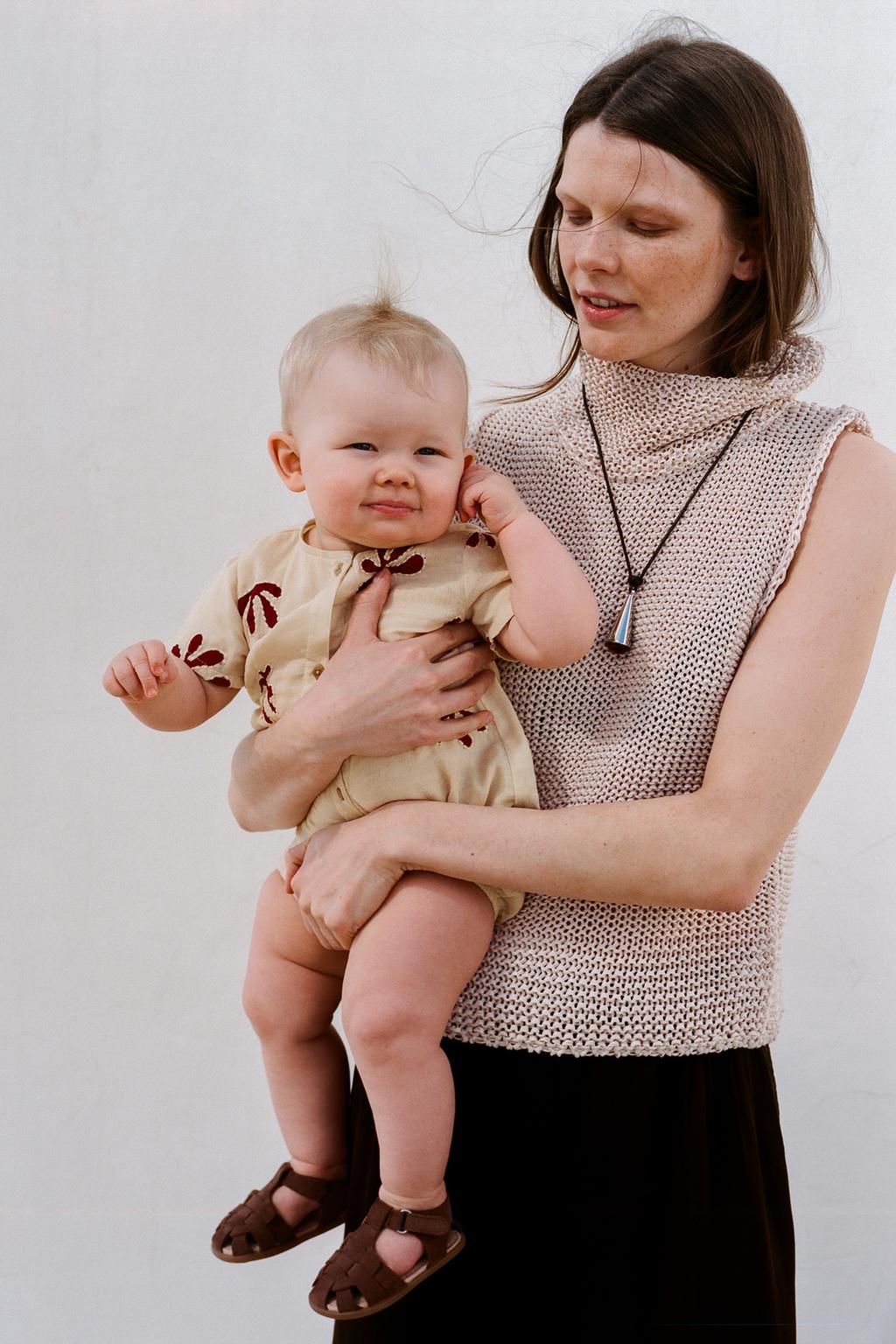 КОМБИНЕЗОН ИЗ ТЕКСТУРИРОВАННОЙ ТКАНИ С ВЫШИВКОЙ