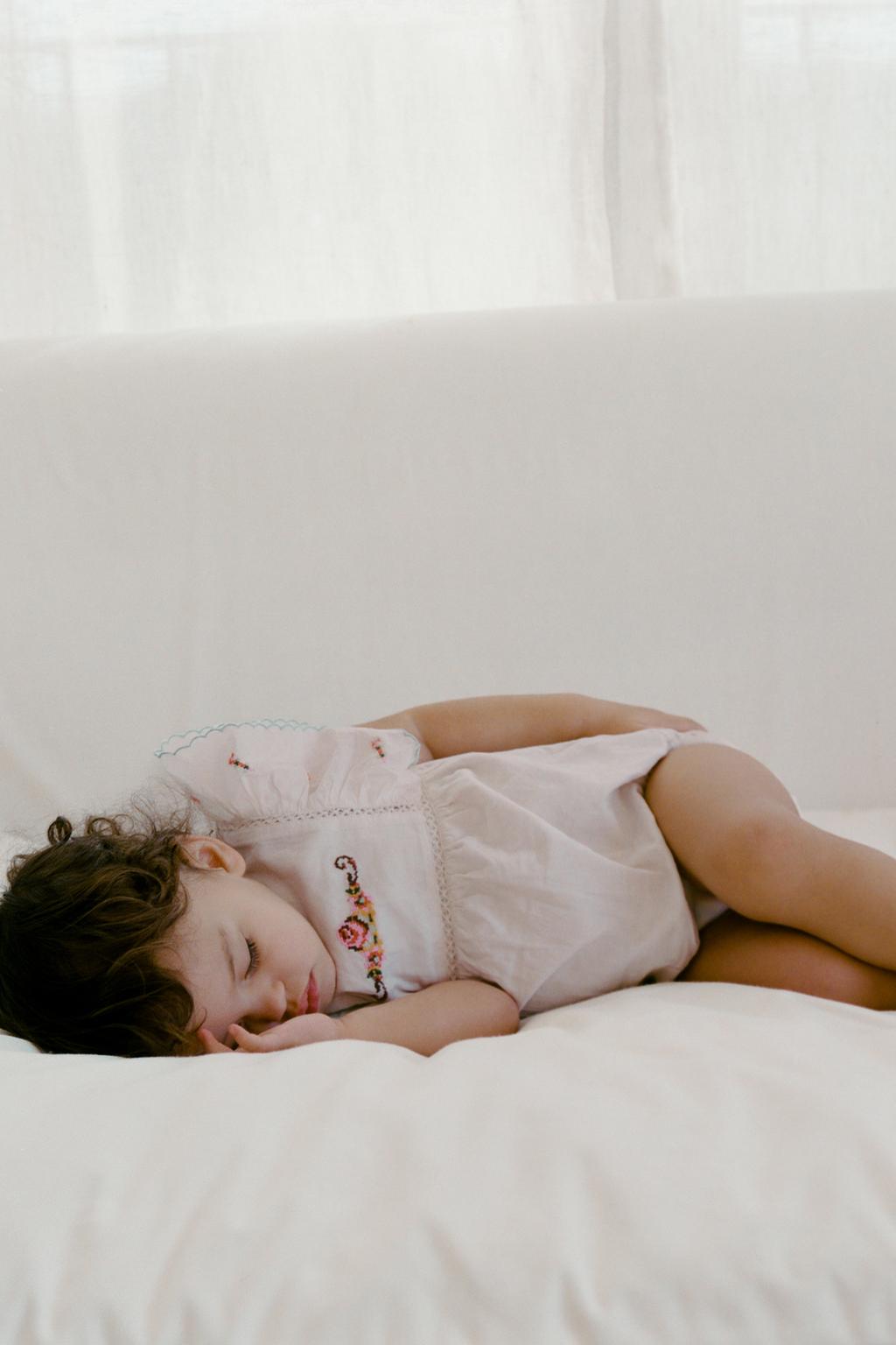 КОМБИНЕЗОН С ВЫШИТЫМ ЦВЕТКОМ