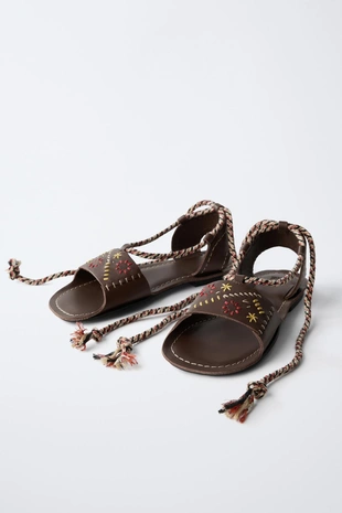 Кожаные сандалии с вышивкой- Заказать в России