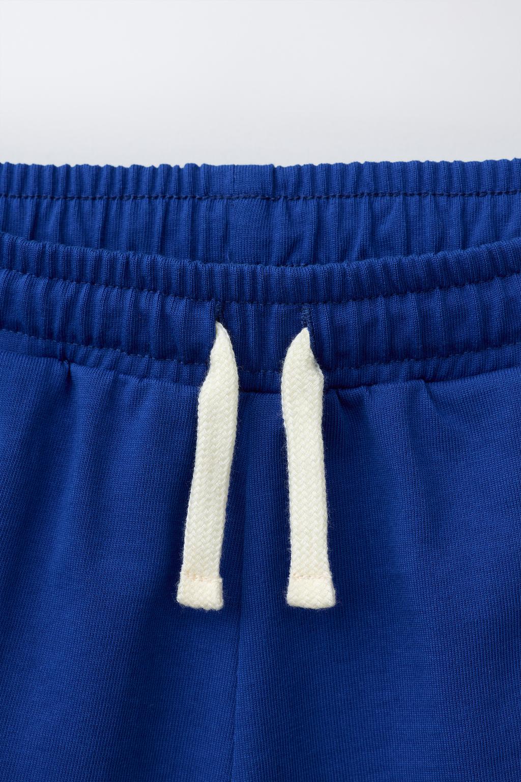 ШОРТЫ ИЗ МЯГКОЙ ТКАНИ С КОНТРАСТНЫМИ ДЕТАЛЯМИ