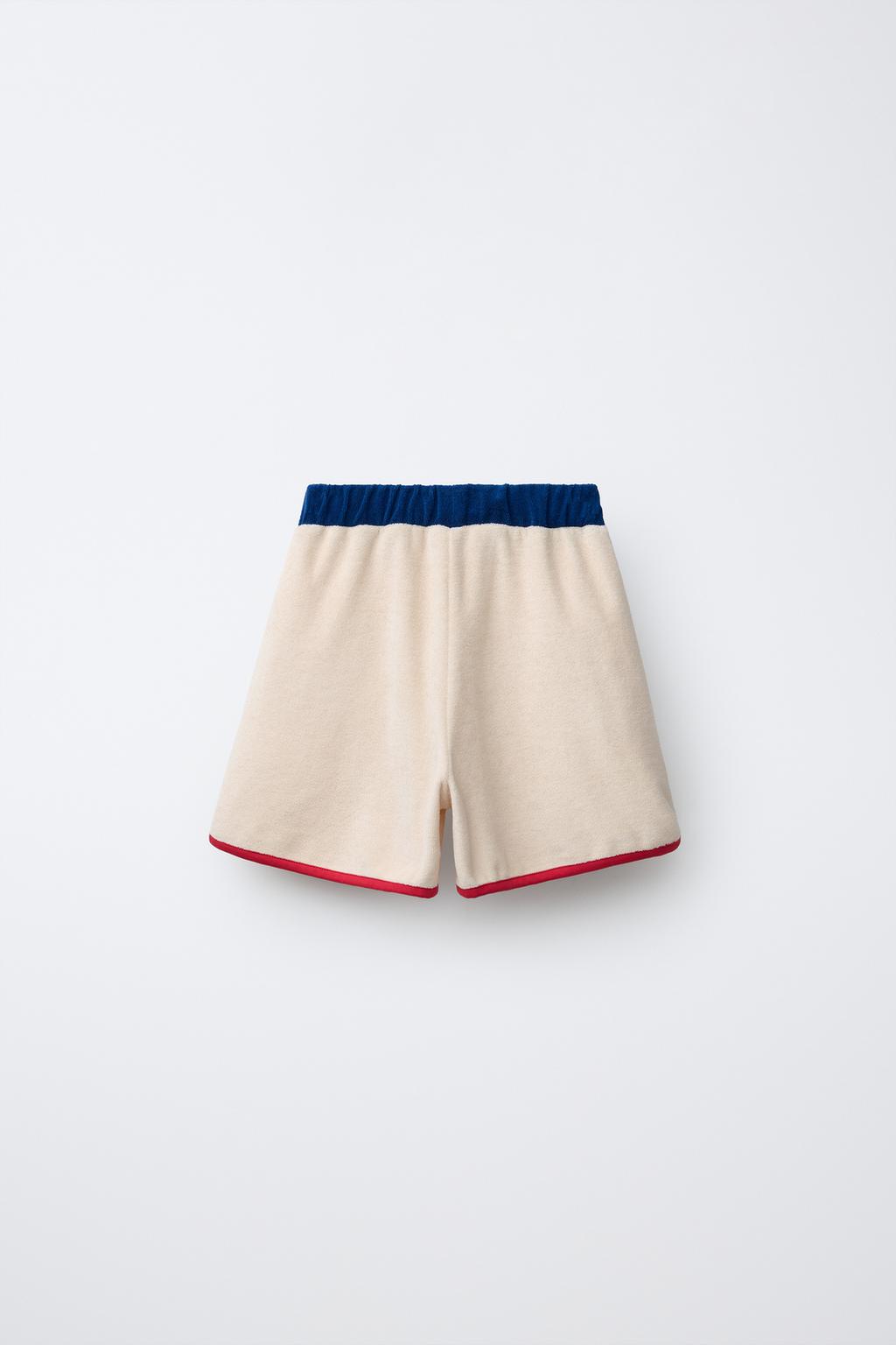 ШОРТЫ-БЕРМУДЫ ИЗ МАХРОВОЙ ТКАНИ С КОНТРАСТНЫМИ ДЕТАЛЯМИ