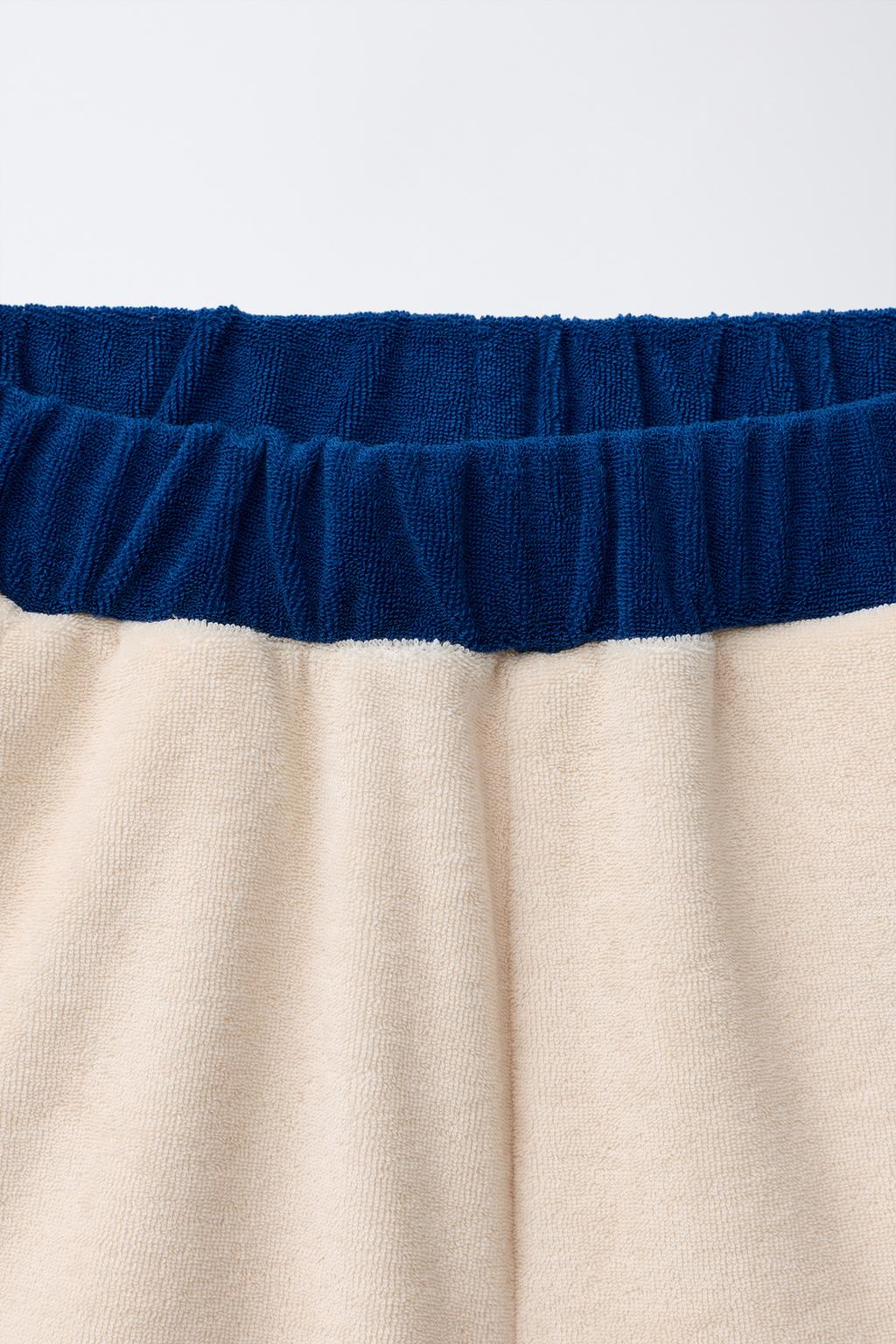 ШОРТЫ-БЕРМУДЫ ИЗ МАХРОВОЙ ТКАНИ С КОНТРАСТНЫМИ ДЕТАЛЯМИ