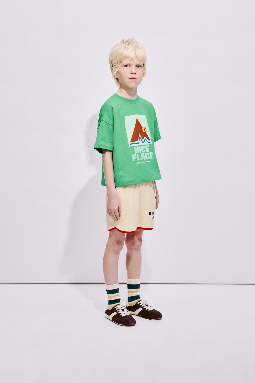 ШОРТЫ-БЕРМУДЫ ИЗ МАХРОВОЙ ТКАНИ С КОНТРАСТНЫМИ ДЕТАЛЯМИ