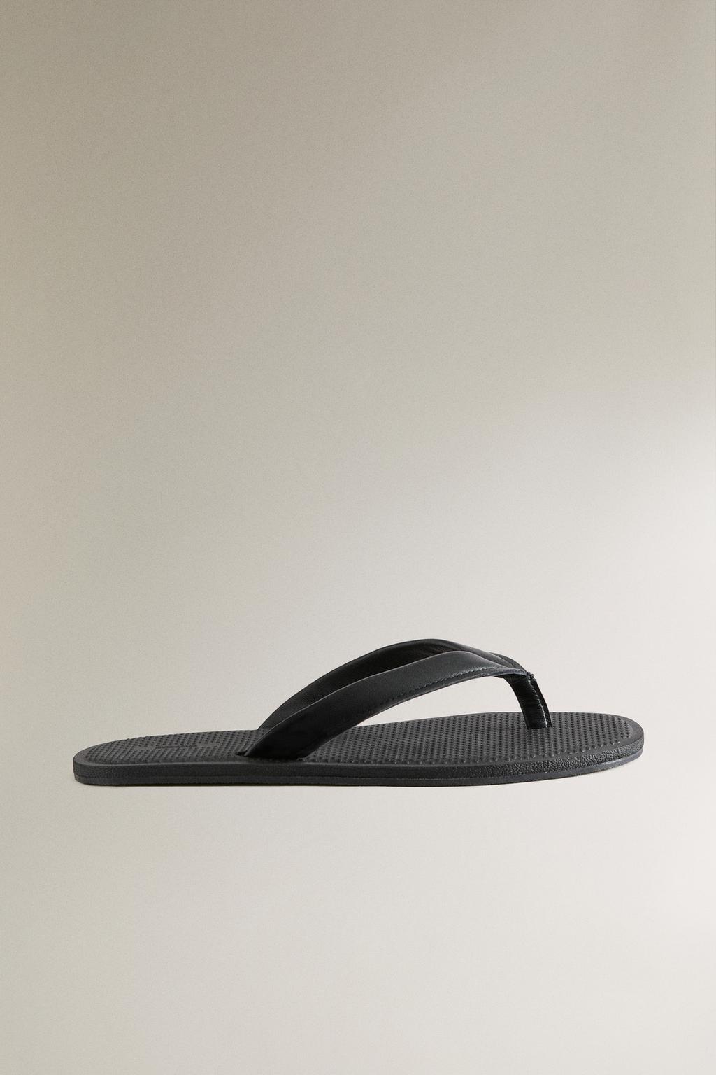 Сандалии на резиновой подошве со шнурком из кожи и межпальцевым держателем