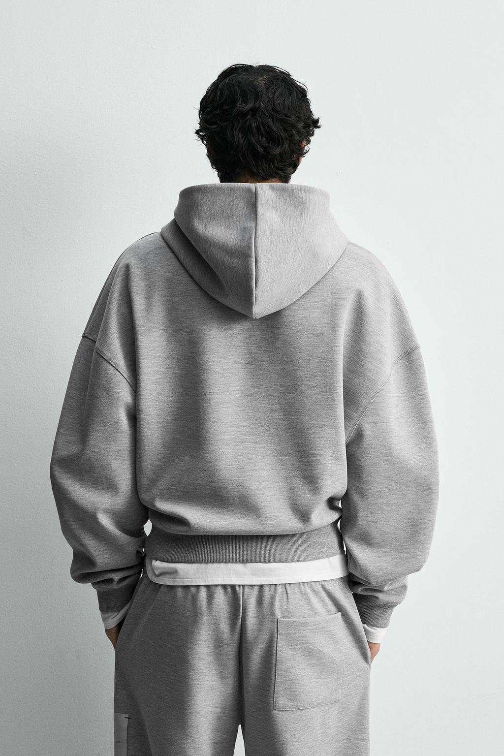 ТОЛСТОВКА С КАПЮШОНОМ И НАШИВКОЙ