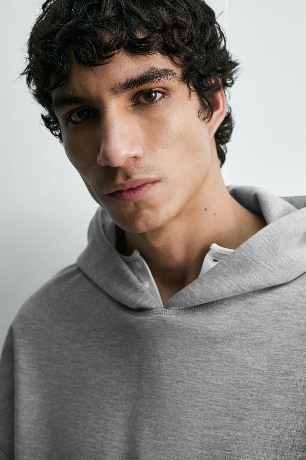 ТОЛСТОВКА С КАПЮШОНОМ И НАШИВКОЙ