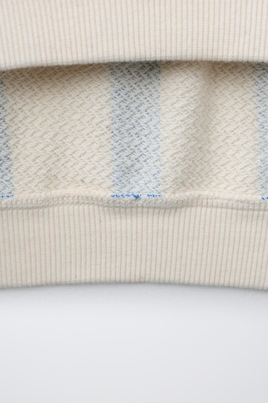 ТОЛСТОВКА В ПОЛОСКУ С РЕЛЬЕФНОЙ НАДПИСЬЮ