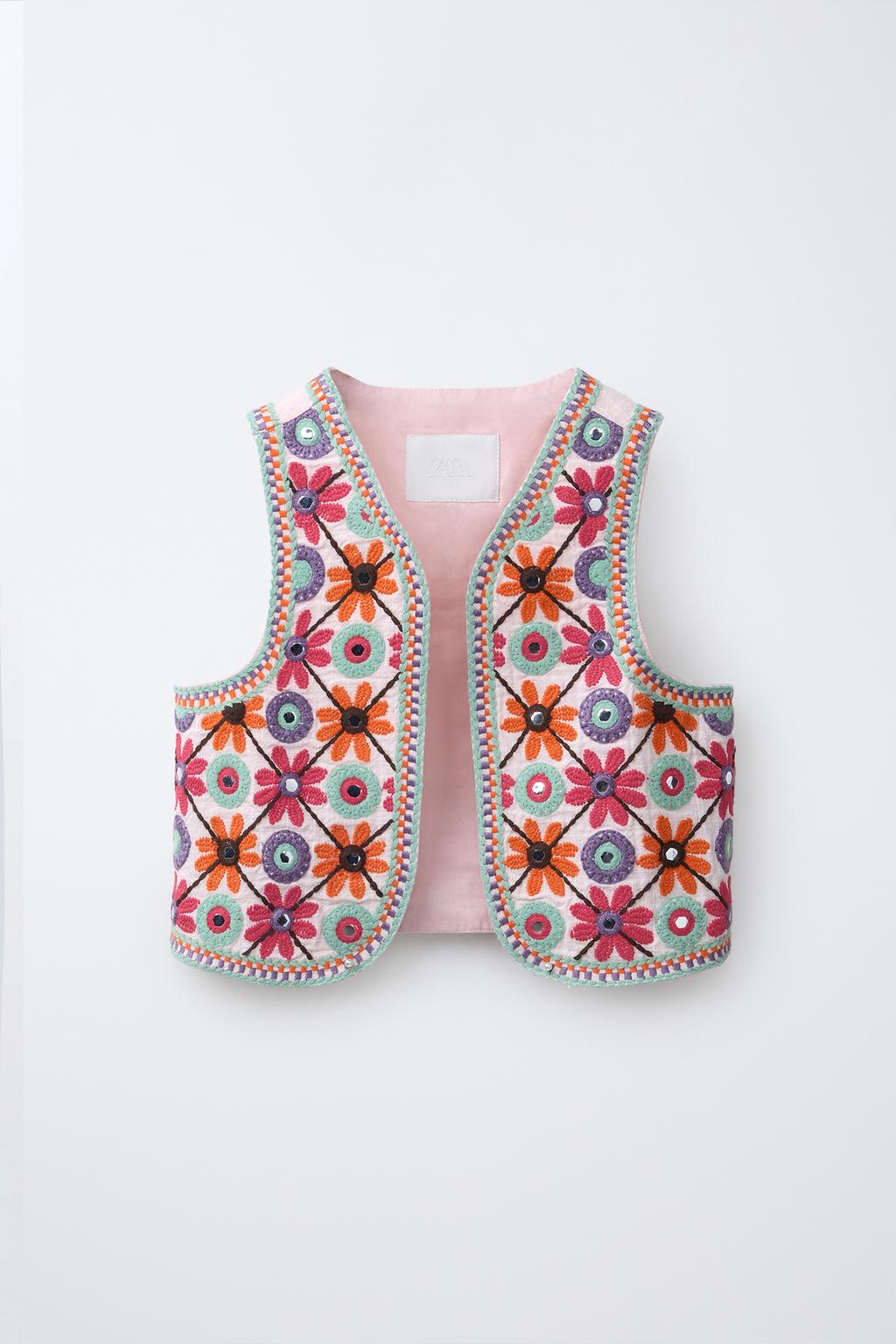 ЖИЛЕТ С ВЫШИВКОЙ И ЗЕРКАЛЬНЫМИ АППЛИКАЦИЯМИ