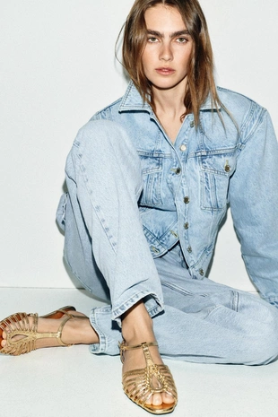 Сандалии на плоской подошве с металлическим эффектом- Заказать в России