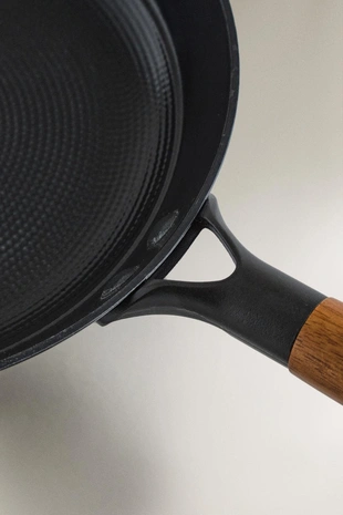 Чугунная сковорода с ручкой из акации- Заказать в России