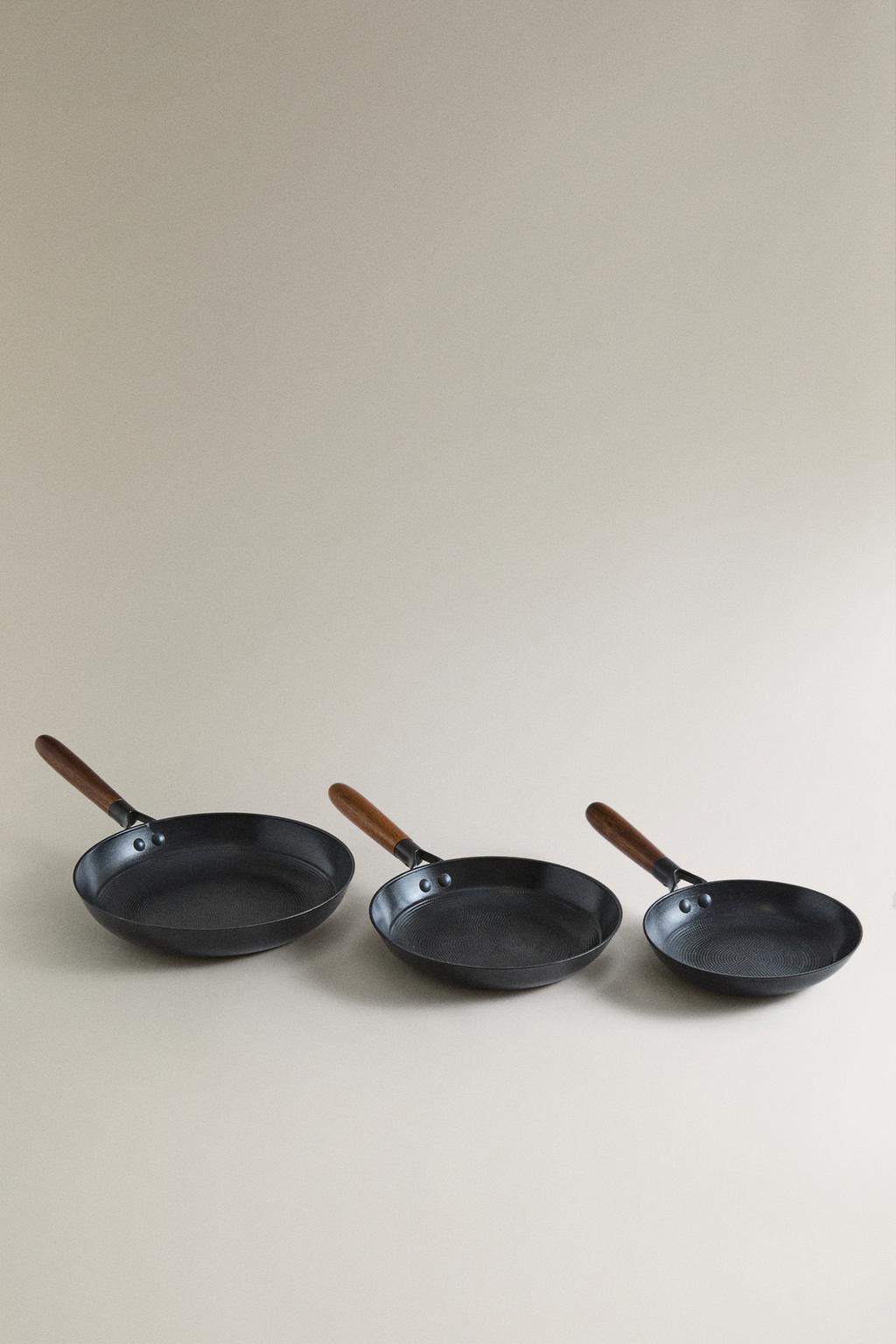 Чугунная сковорода с ручкой из акации