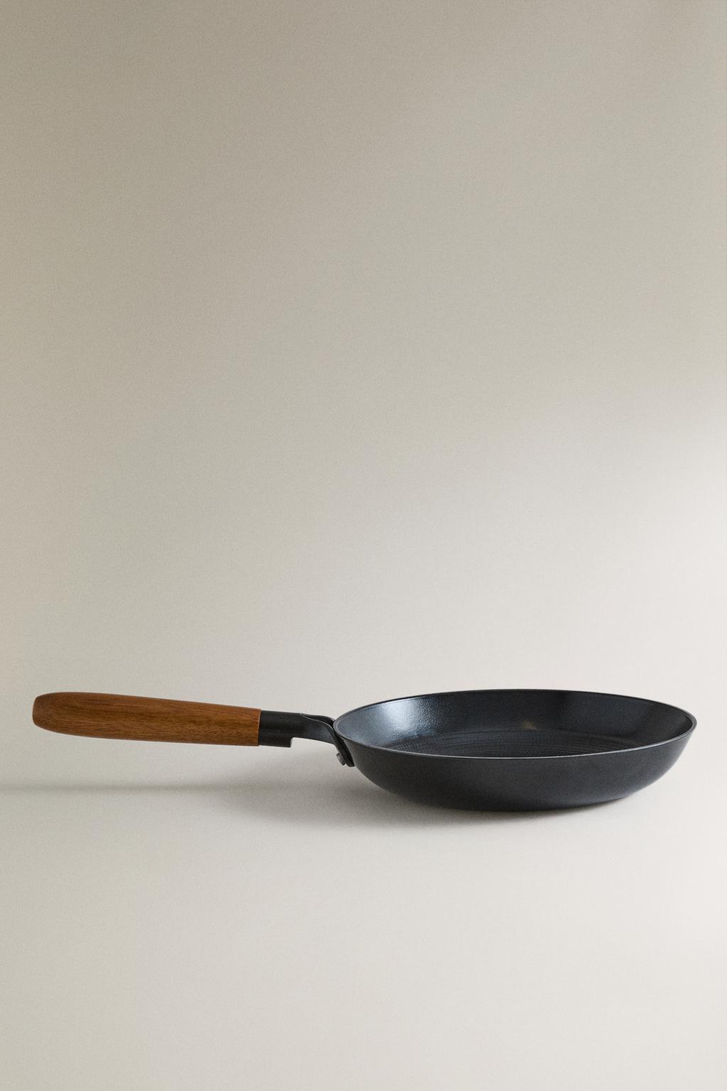 Чугунная сковорода с ручкой из акации
