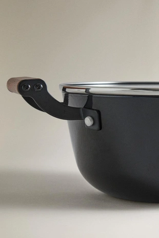 Железный горшок с крышкой