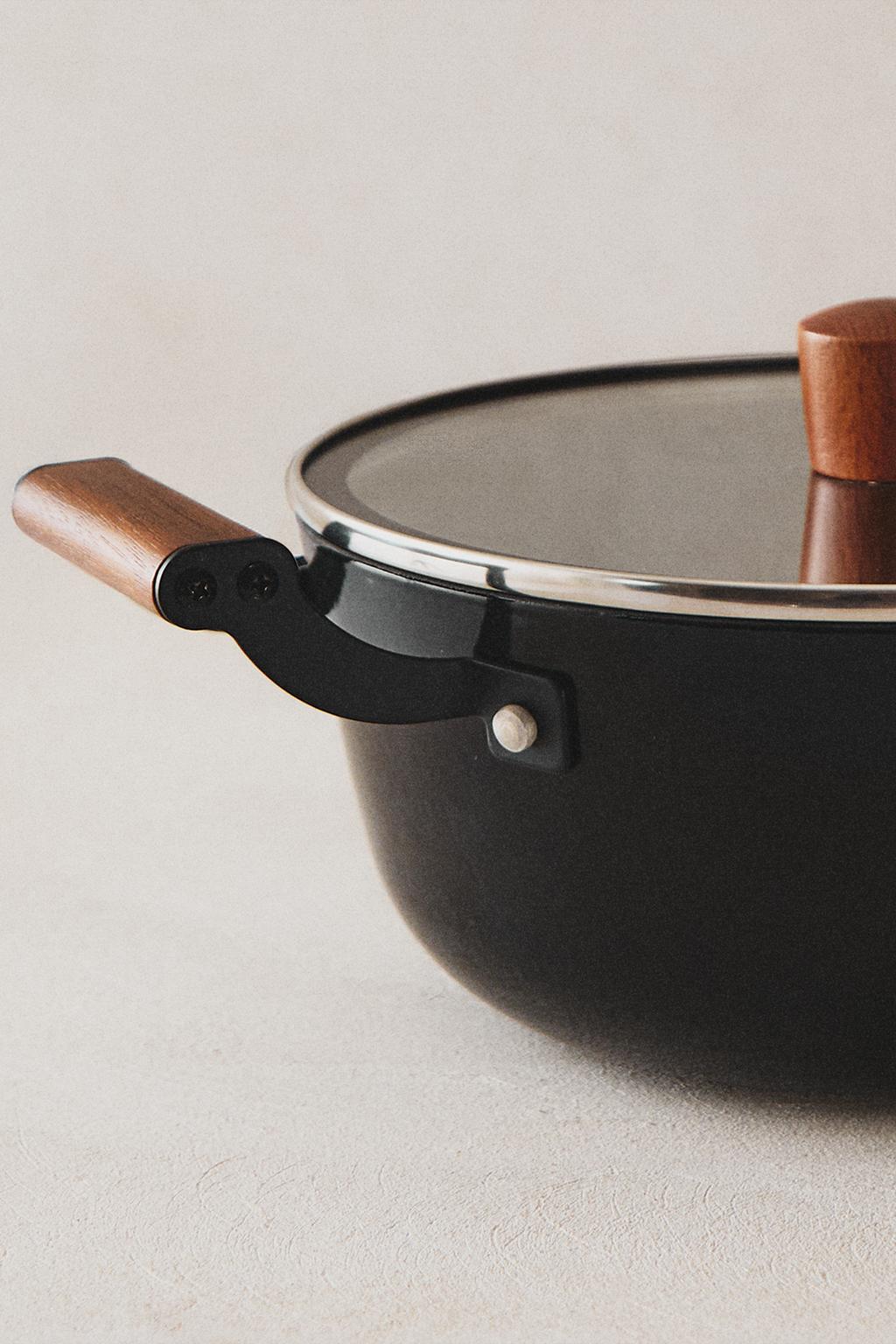 Железный горшок с крышкой