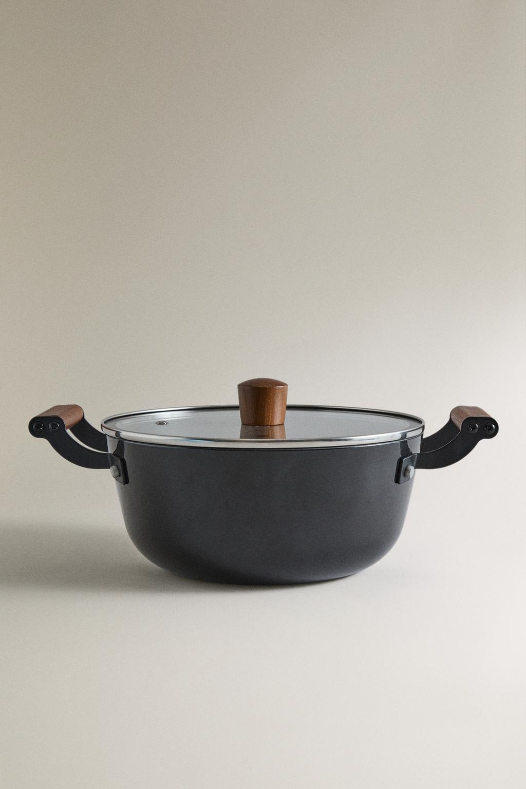 Железный горшок с крышкой