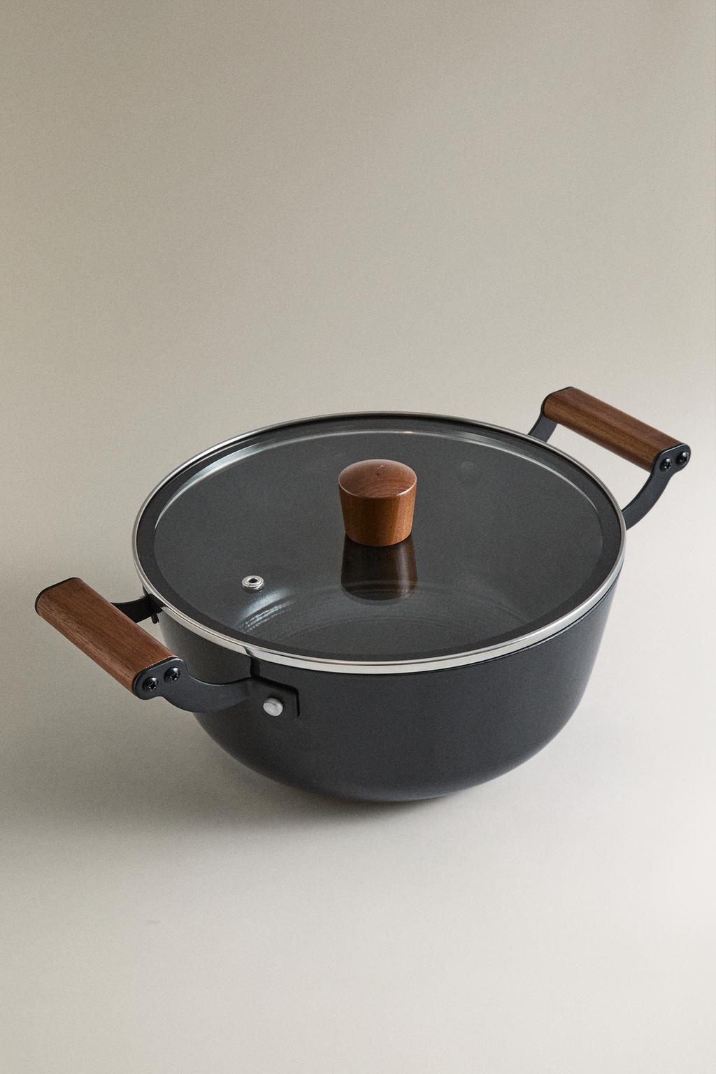 Железный горшок с крышкой