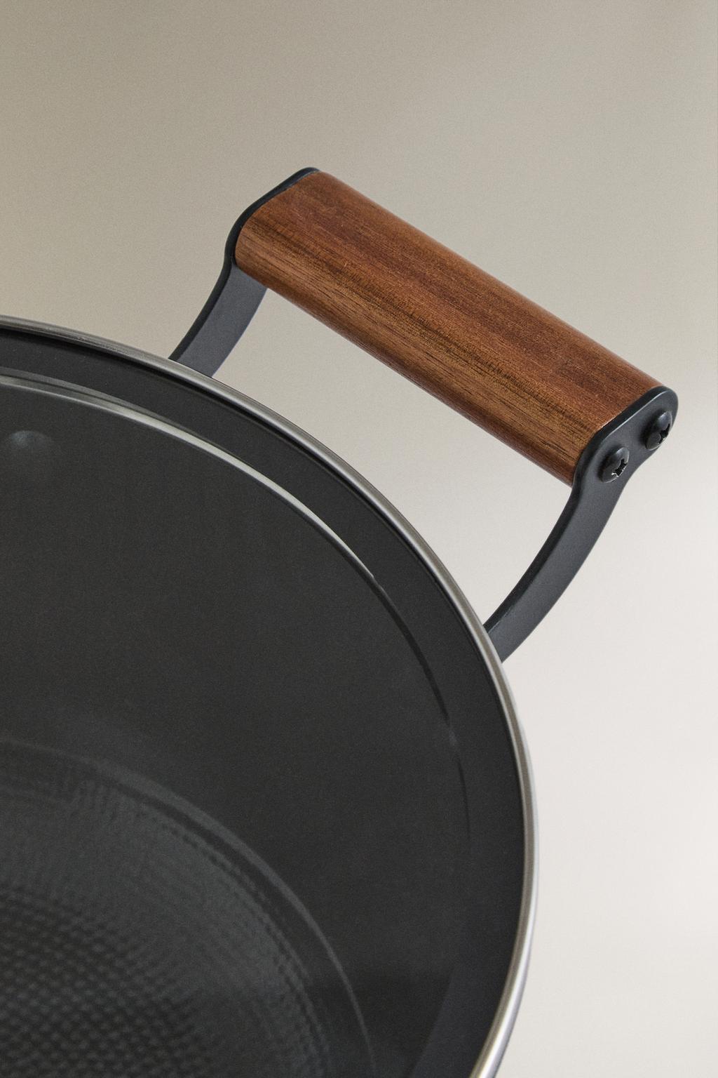 Железный горшок с крышкой