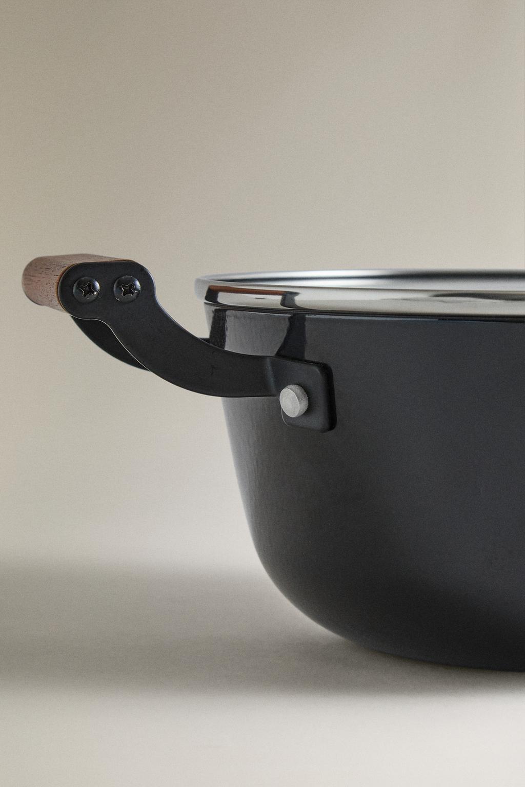 Железный горшок с крышкой