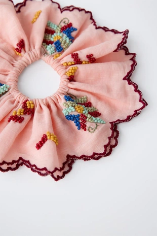 Резинка для волос с контрастными бусинами- Заказать в России