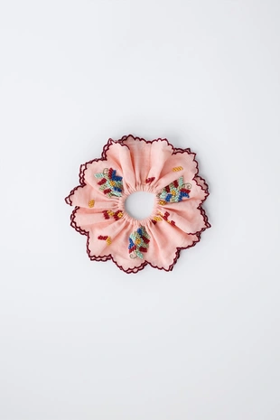 Резинка для волос с контрастными бусинами- Заказать в России