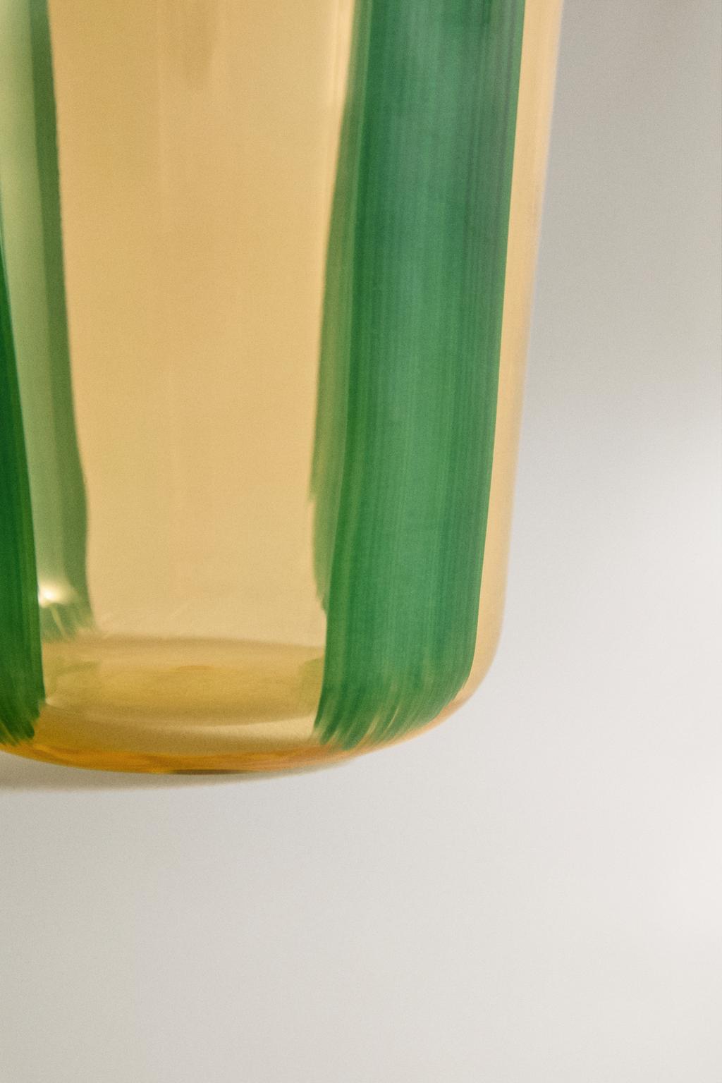 Стакан из стекла с полосатым узором