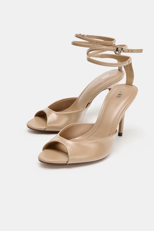 Босоножки на каблуке с ремешком на щиколотке- Заказать в России