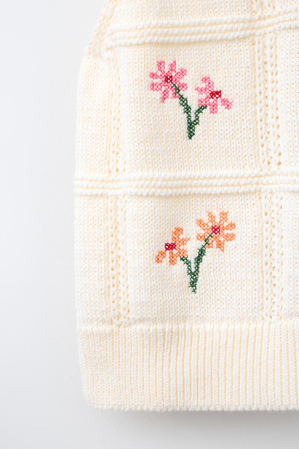 ВЯЗАНЫЙ ЖИЛЕТ С ВЫШИВКОЙ