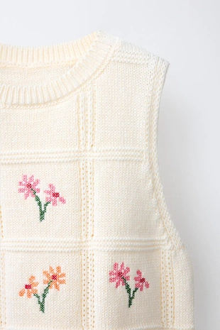 Вязаный жилет с вышивкой- Заказать в России