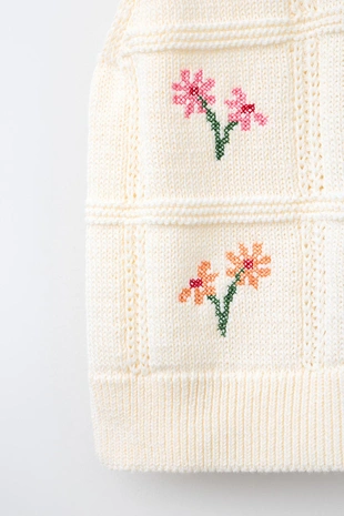 Вязаный жилет с вышивкой- Заказать в России