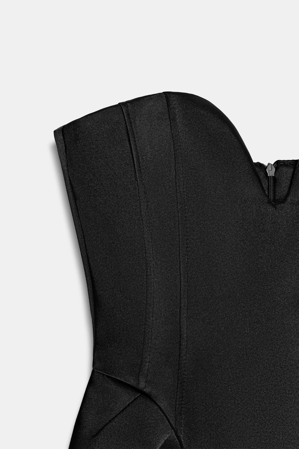 АТЛАСНОЕ ПЛАТЬЕ БЕЗ БРЕТЕЛЕЙ С ОБЪЕМНЫМИ ДЕТАЛЯМИ