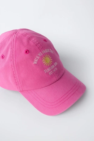 Кепка с эффектом потертости и вышивкой