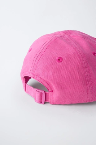 Кепка с эффектом потертости и вышивкой